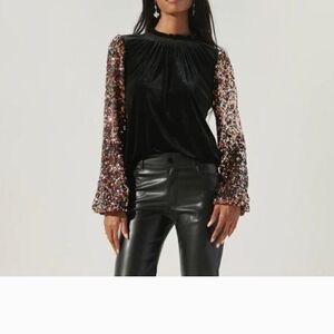 Sugarlips nwot Gorgeous Michelle Velvet Top With Sequin Sleeves. Size Large